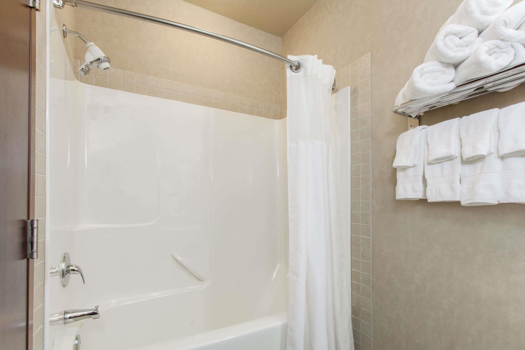 Ramada By Wyndham Camrose Hotel Екстериор снимка