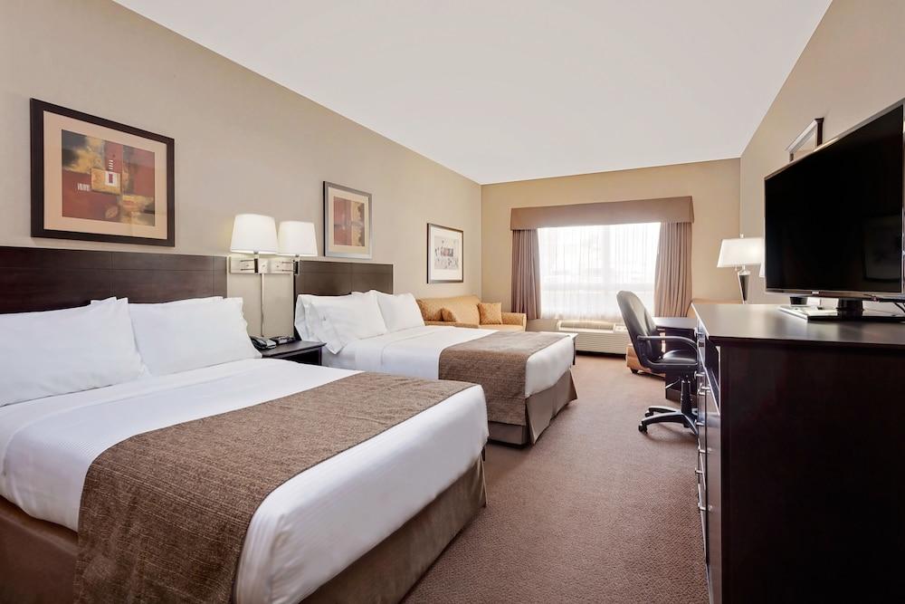 Ramada By Wyndham Camrose Hotel Екстериор снимка