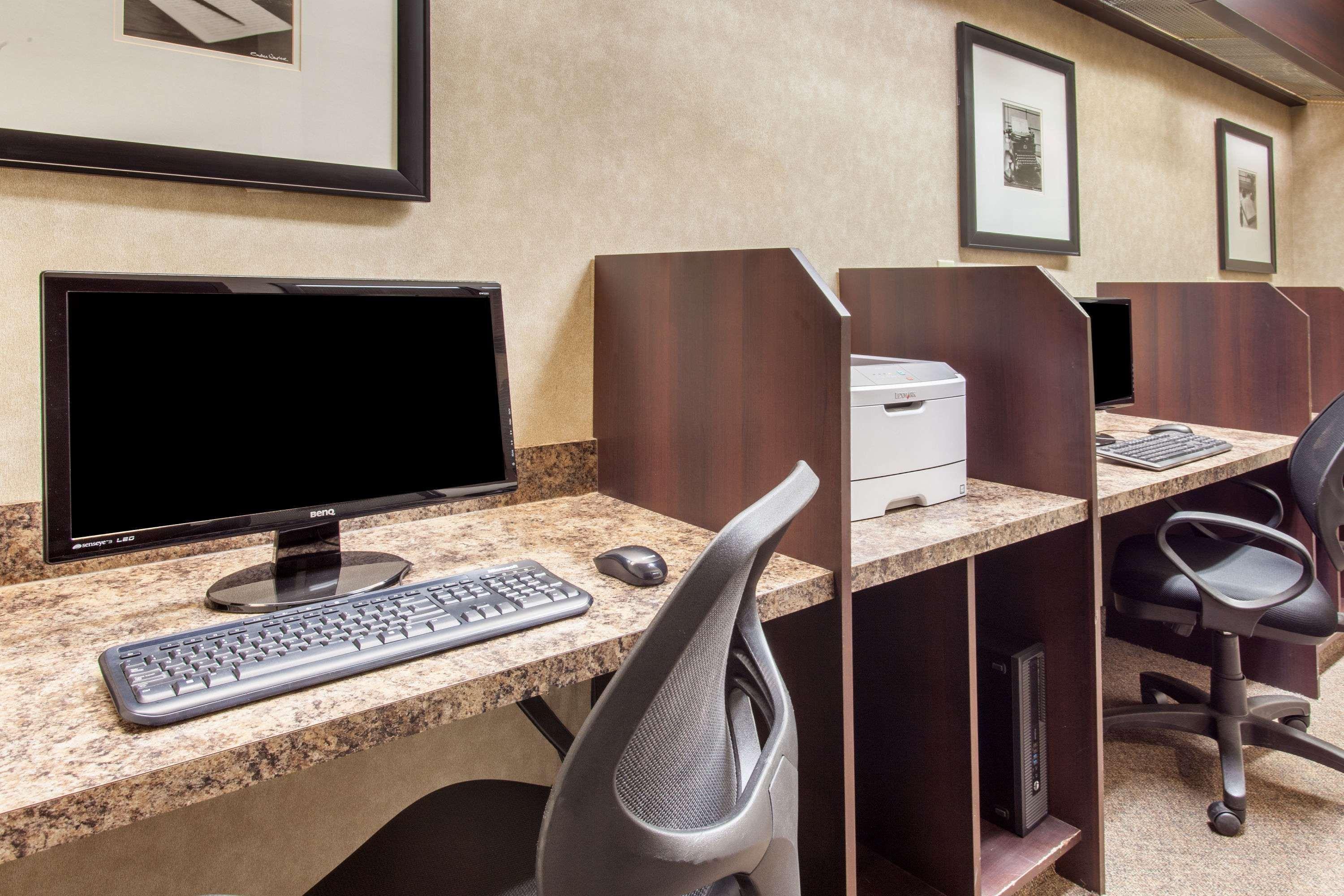 Ramada By Wyndham Camrose Hotel Екстериор снимка