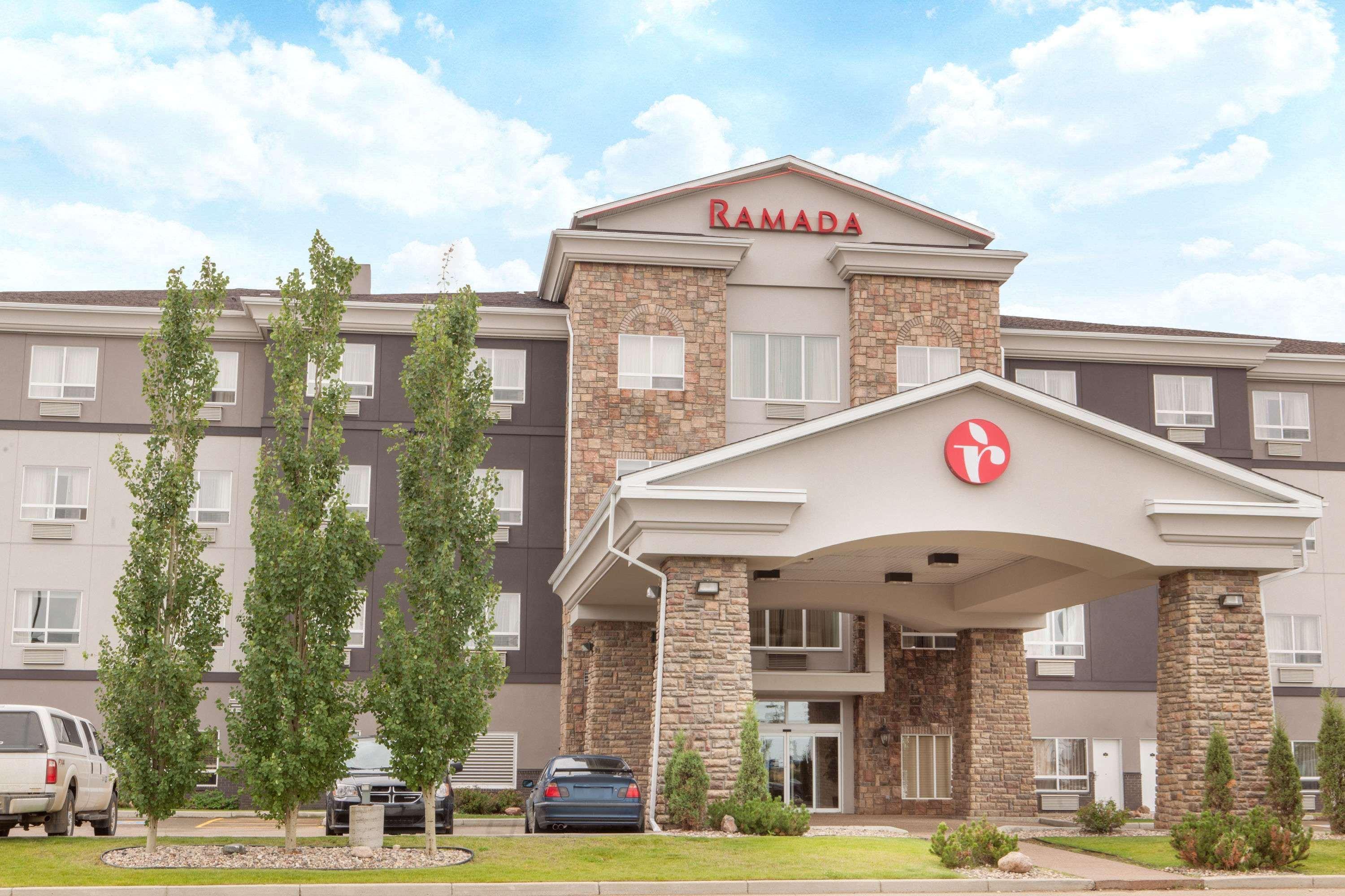 Ramada By Wyndham Camrose Hotel Екстериор снимка