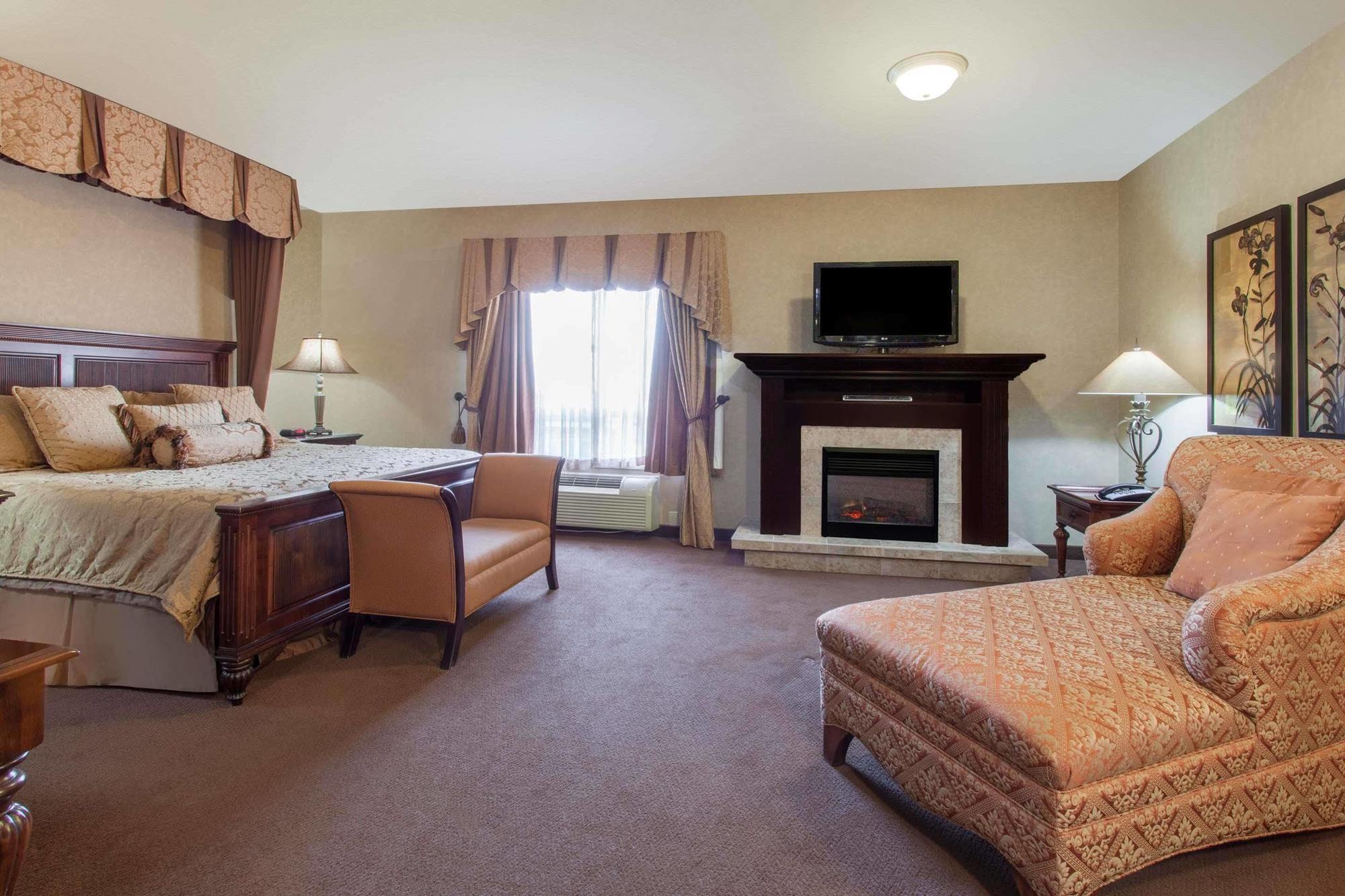 Ramada By Wyndham Camrose Hotel Екстериор снимка