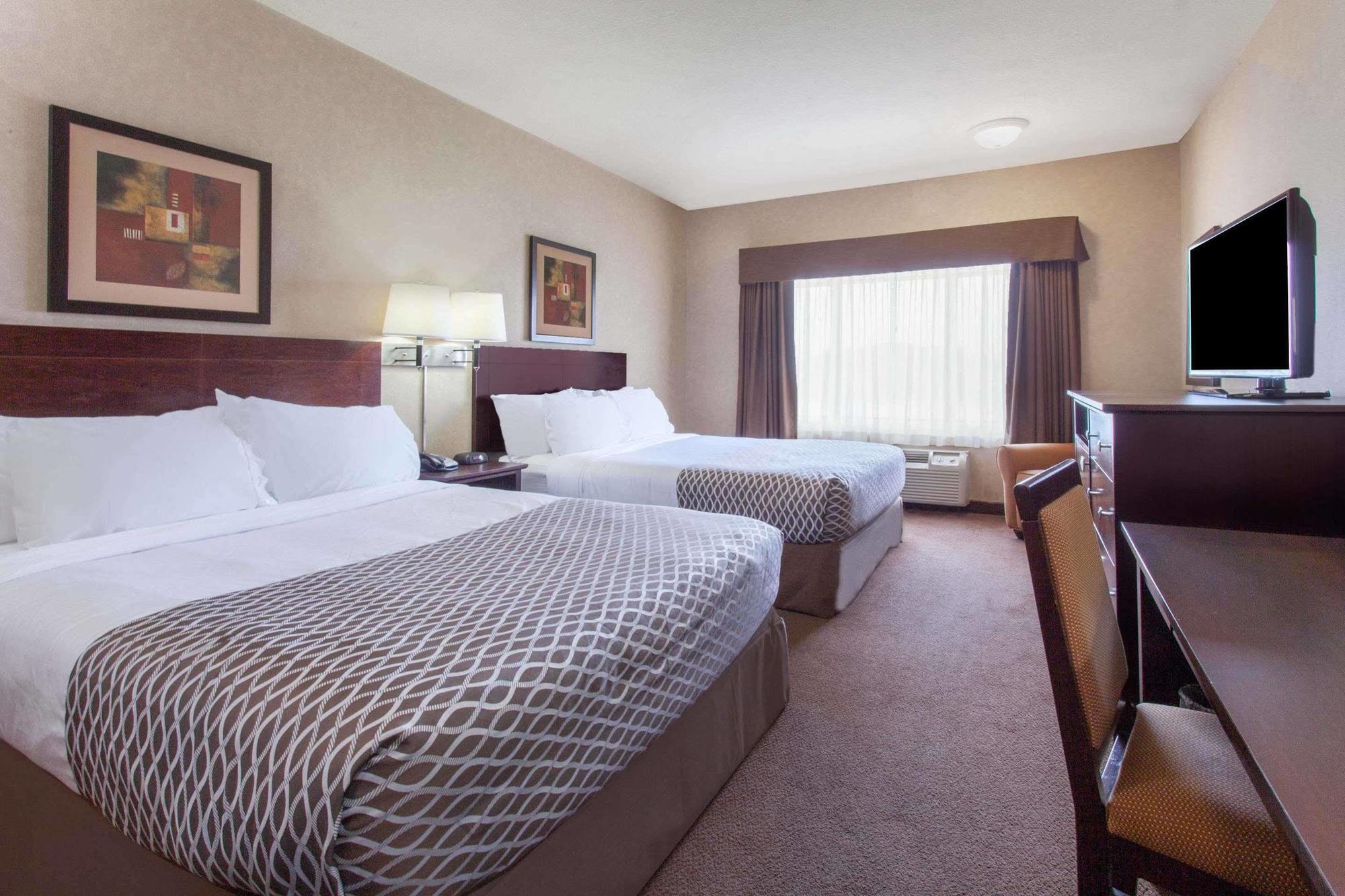Ramada By Wyndham Camrose Hotel Екстериор снимка