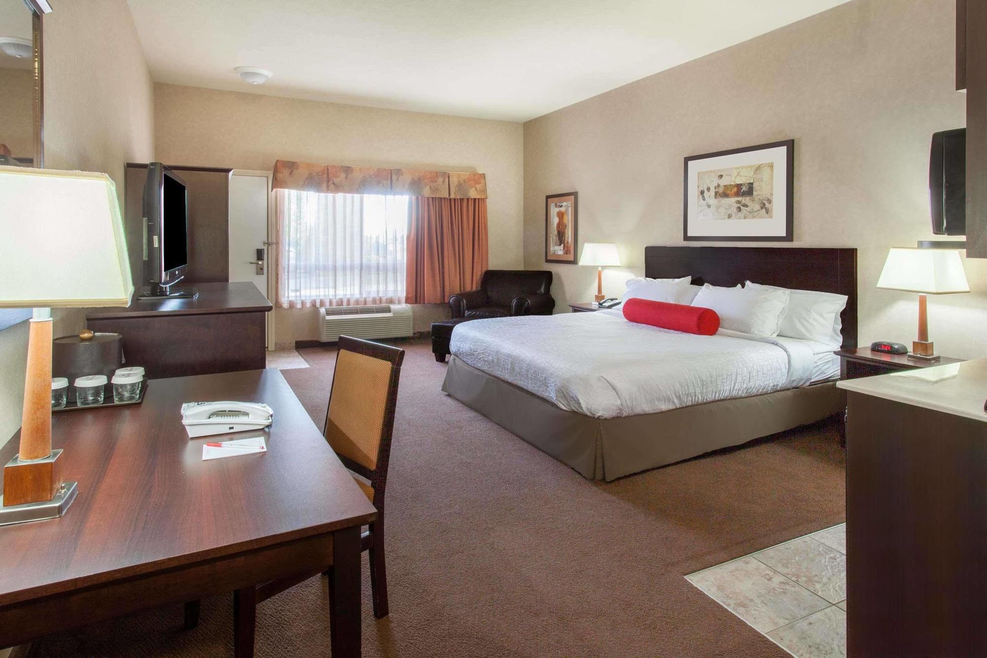 Ramada By Wyndham Camrose Hotel Екстериор снимка