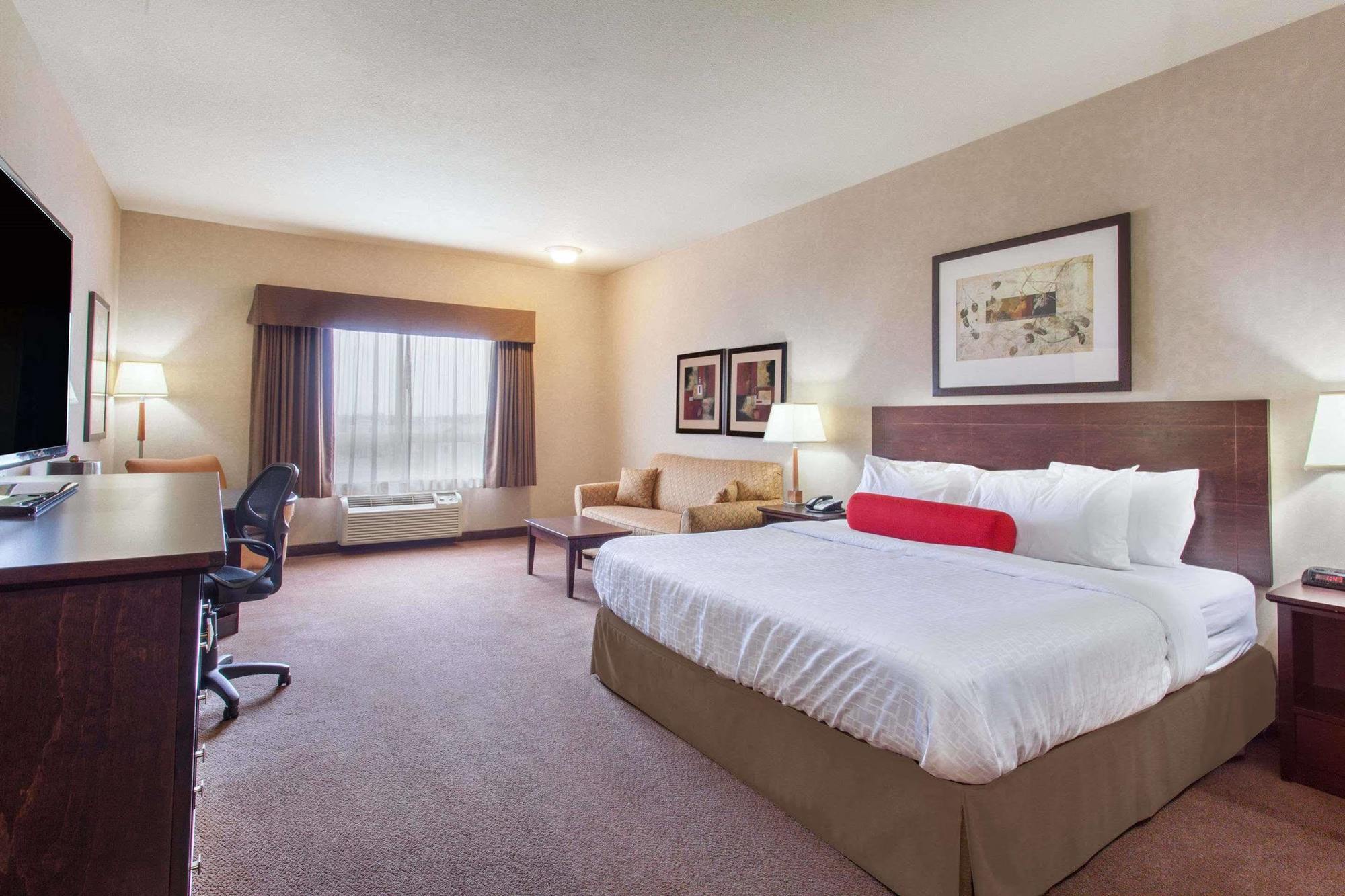 Ramada By Wyndham Camrose Hotel Екстериор снимка