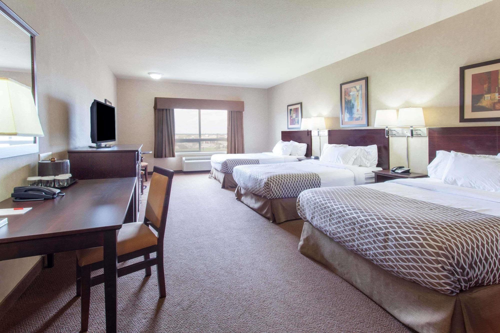Ramada By Wyndham Camrose Hotel Екстериор снимка