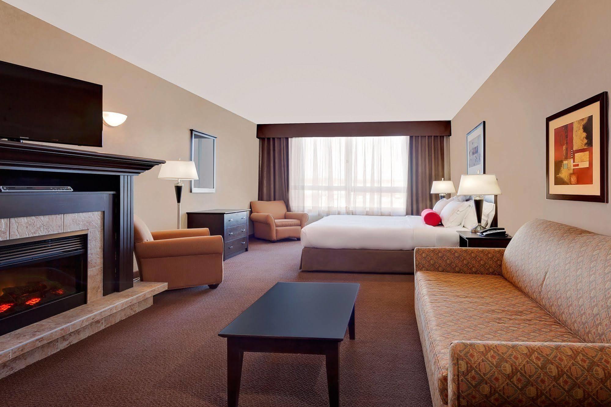 Ramada By Wyndham Camrose Hotel Екстериор снимка