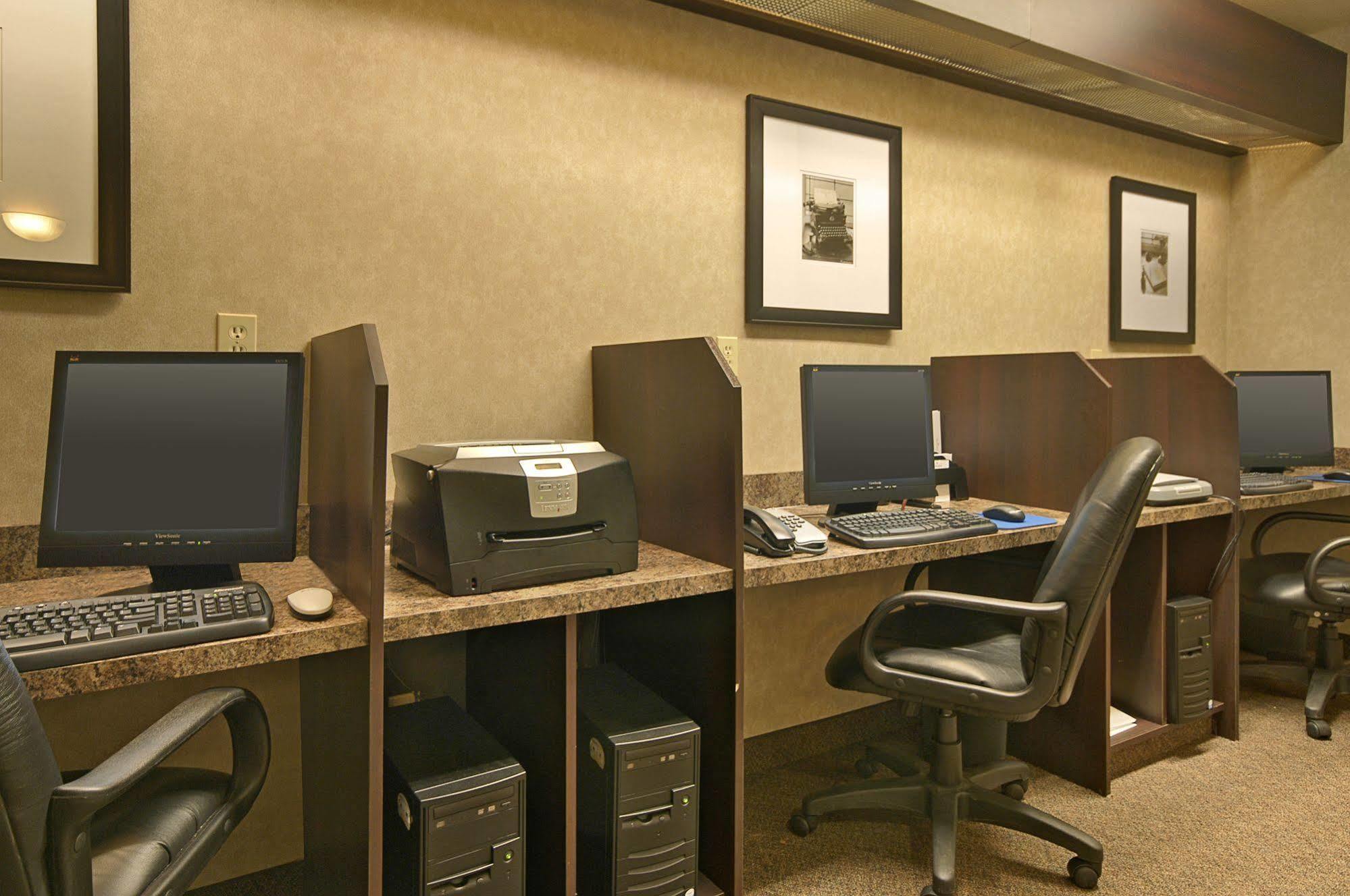 Ramada By Wyndham Camrose Hotel Екстериор снимка